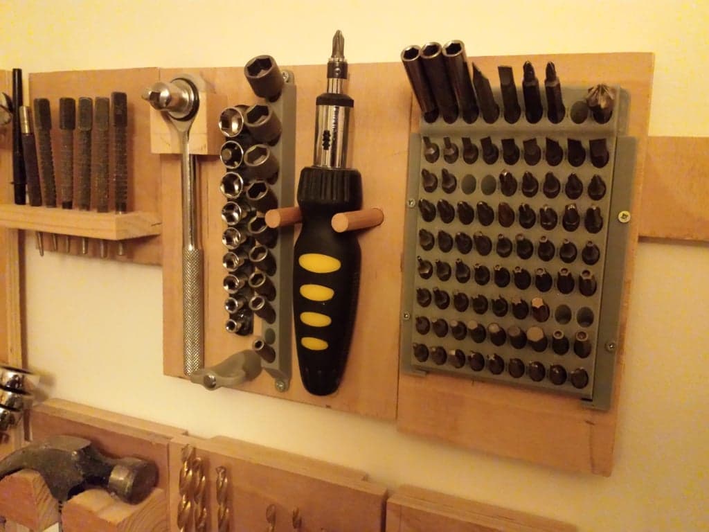 Вертикальное (настенное) хранилище шестигранных бит