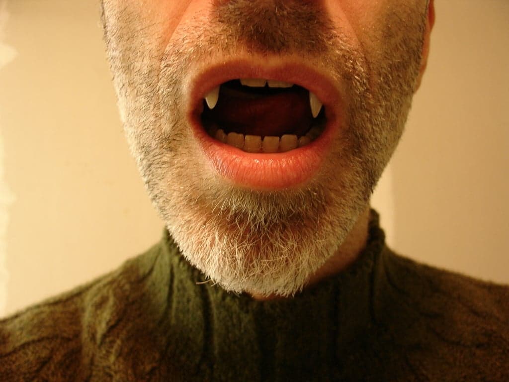 Выдвижные клыки вампира