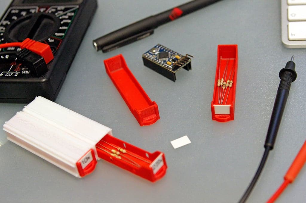 Штабелируемая коробка резисторов с этикетками