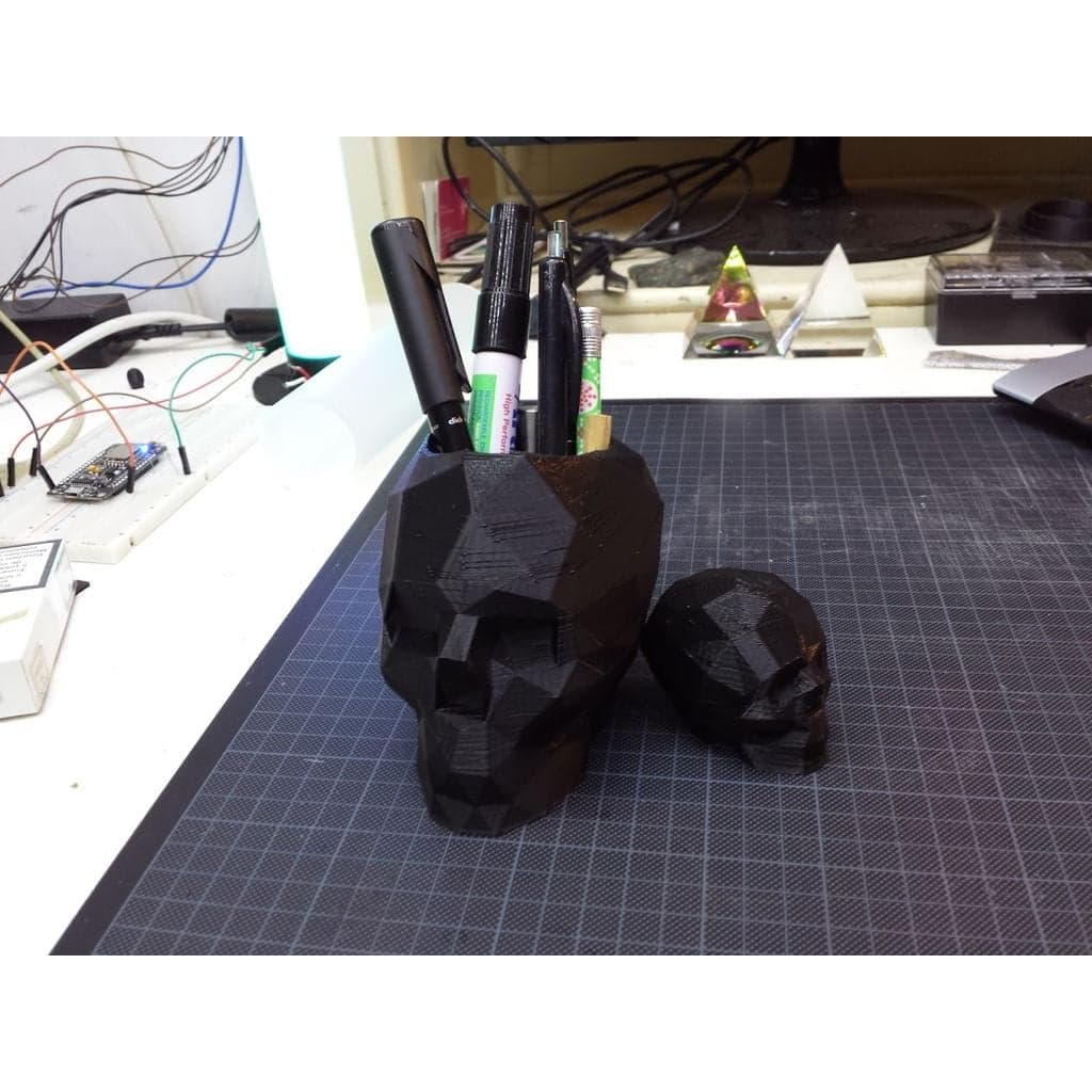 Лоуполи-держатель для ручек в виде черепа