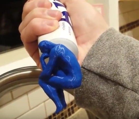 Какашка с зубной пастой - подарок-кляп