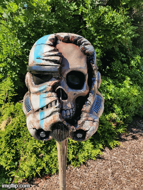 Шлем мертвого солдата очень большой