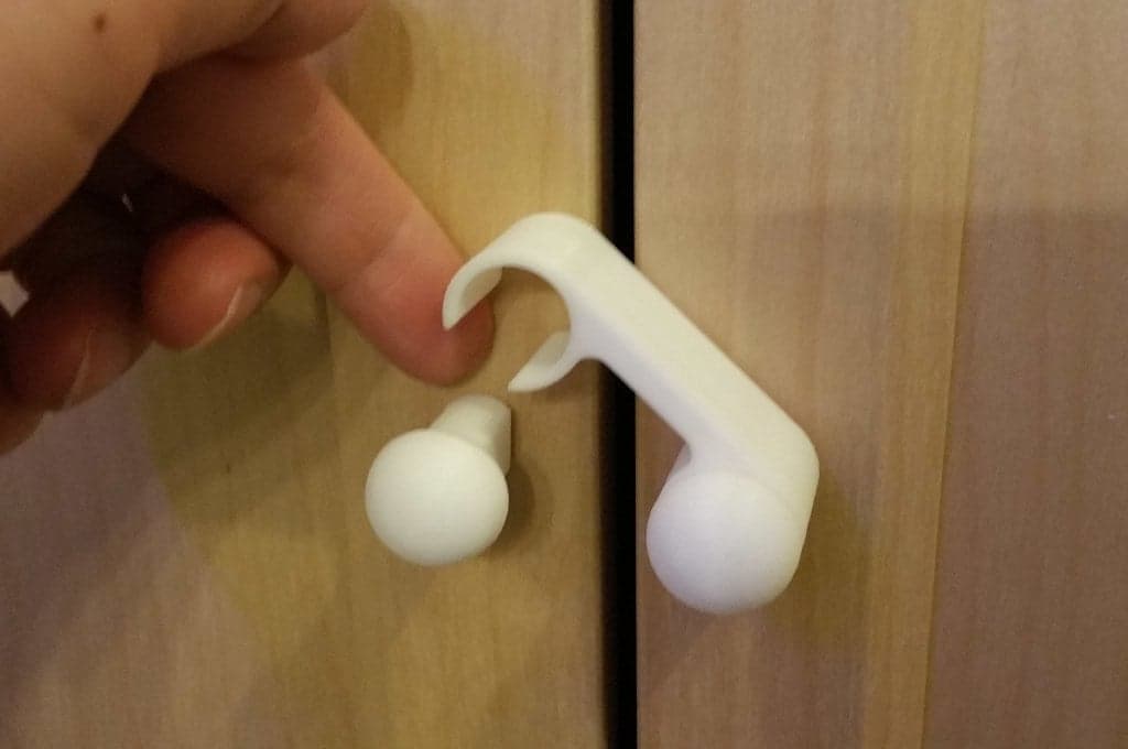 Замок дверцы шкафа - защита от детей