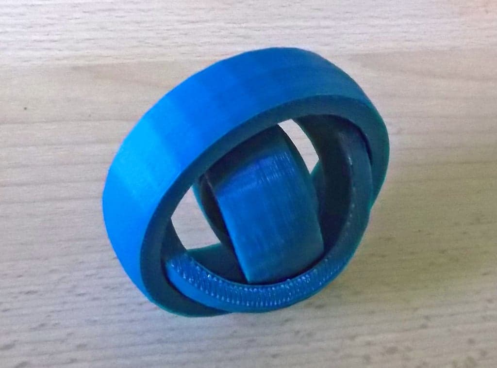 Игрушка с вращающимися кольцами