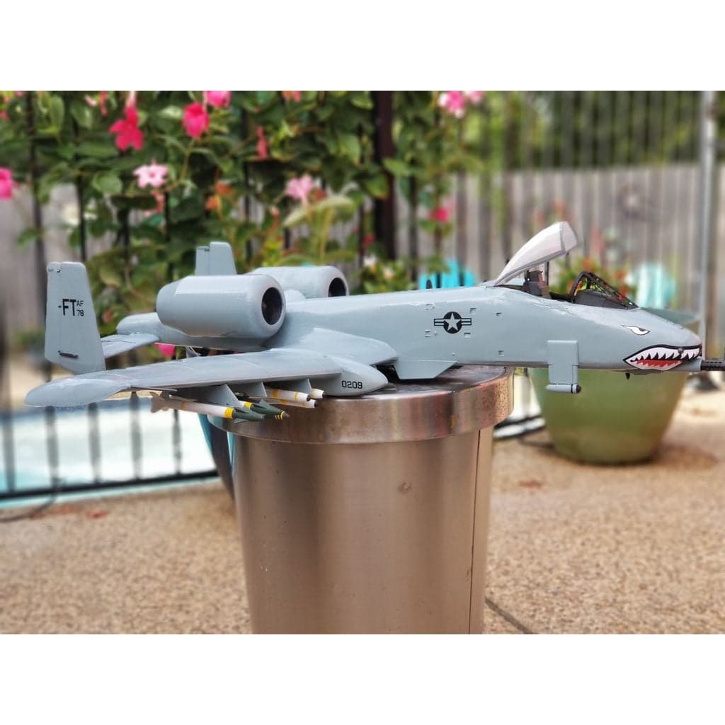 Модель A-10 Warthog в масштабе 1/16, соединяющаяся вместе