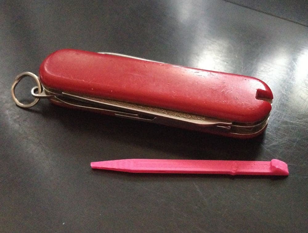 Зубочистка в виде швейцарского армейского ножа