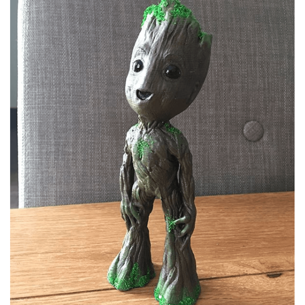 Малыш Грут стоит