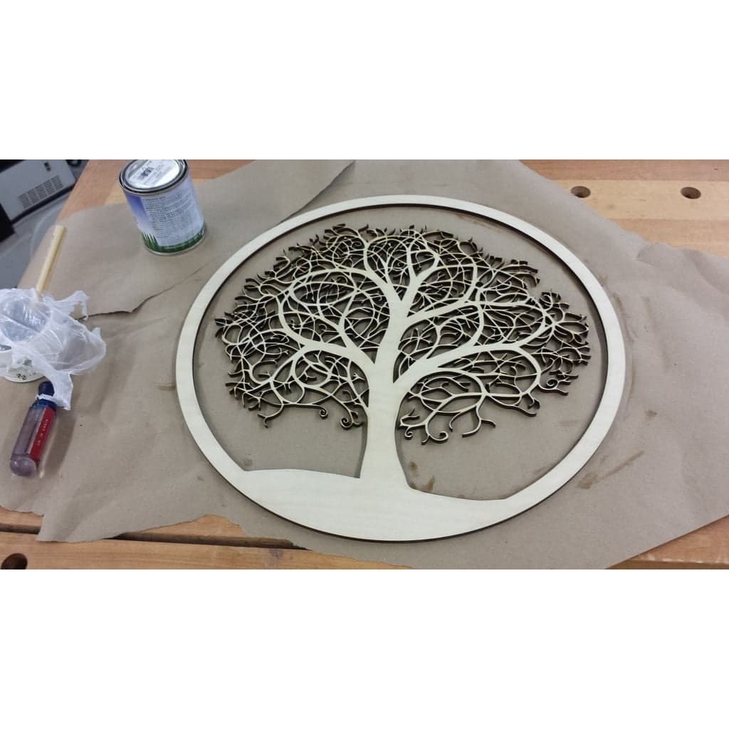 Дерево, вырезанное лазером, в круглой рамке