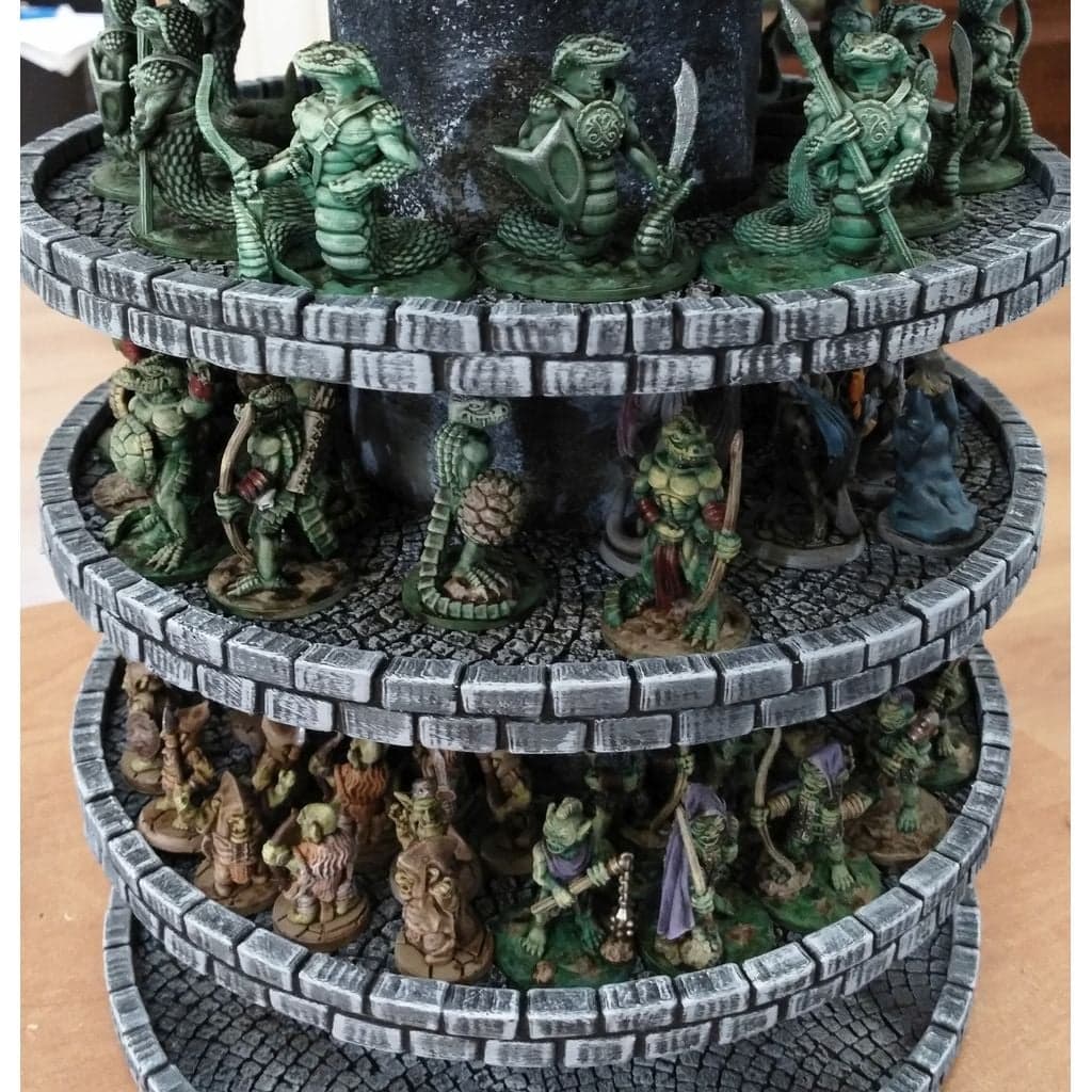 Миниатюрная витрина из пустых катушек