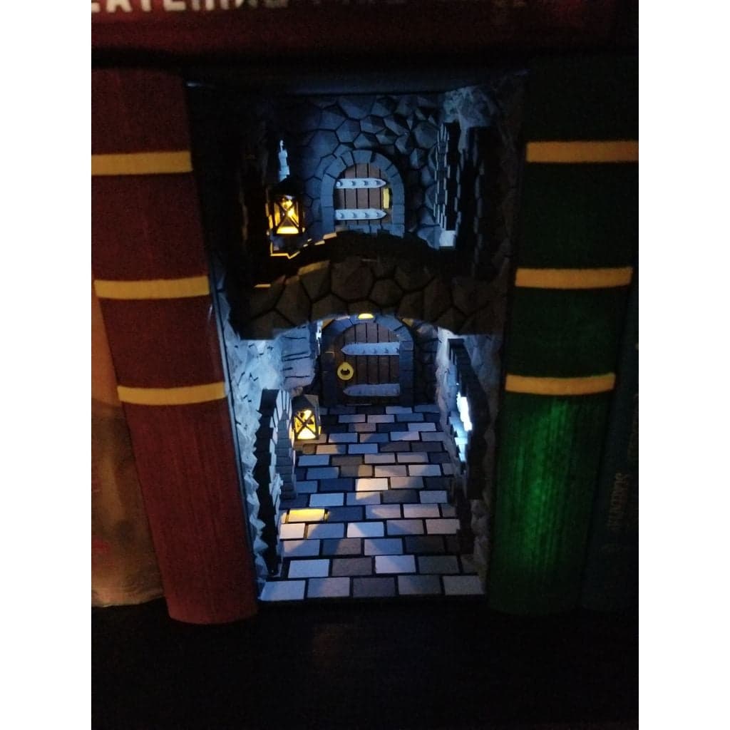 Книжный уголок на аллее фантазий