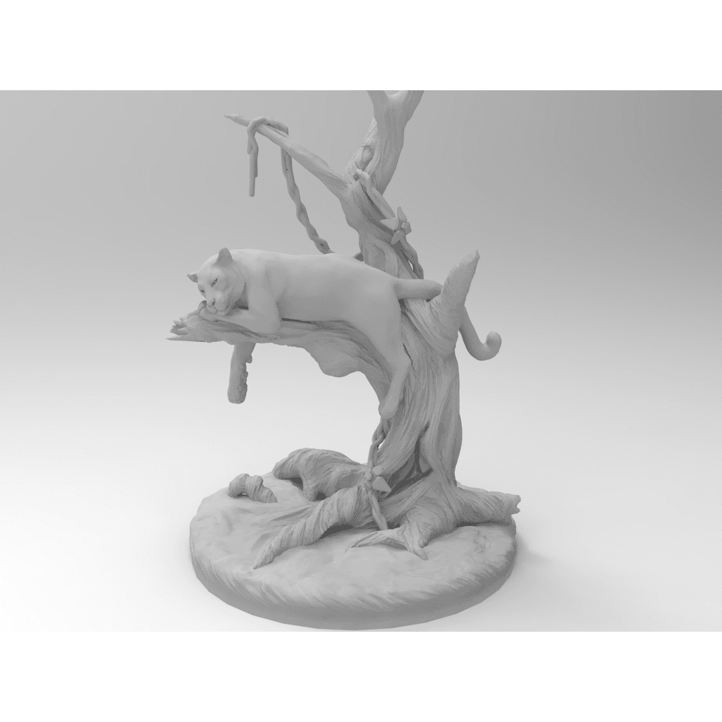 Черная пантера на дереве