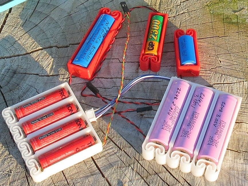 Гибкие держатели аккумуляторов со встроенной пружиной