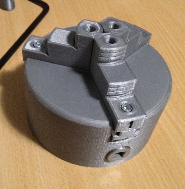 Самоцентрирующийся трехкулачковый токарный патрон