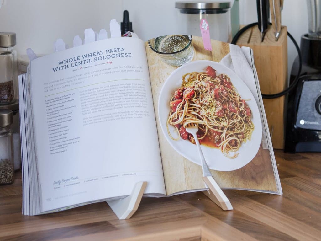 Элегантная подставка для книг