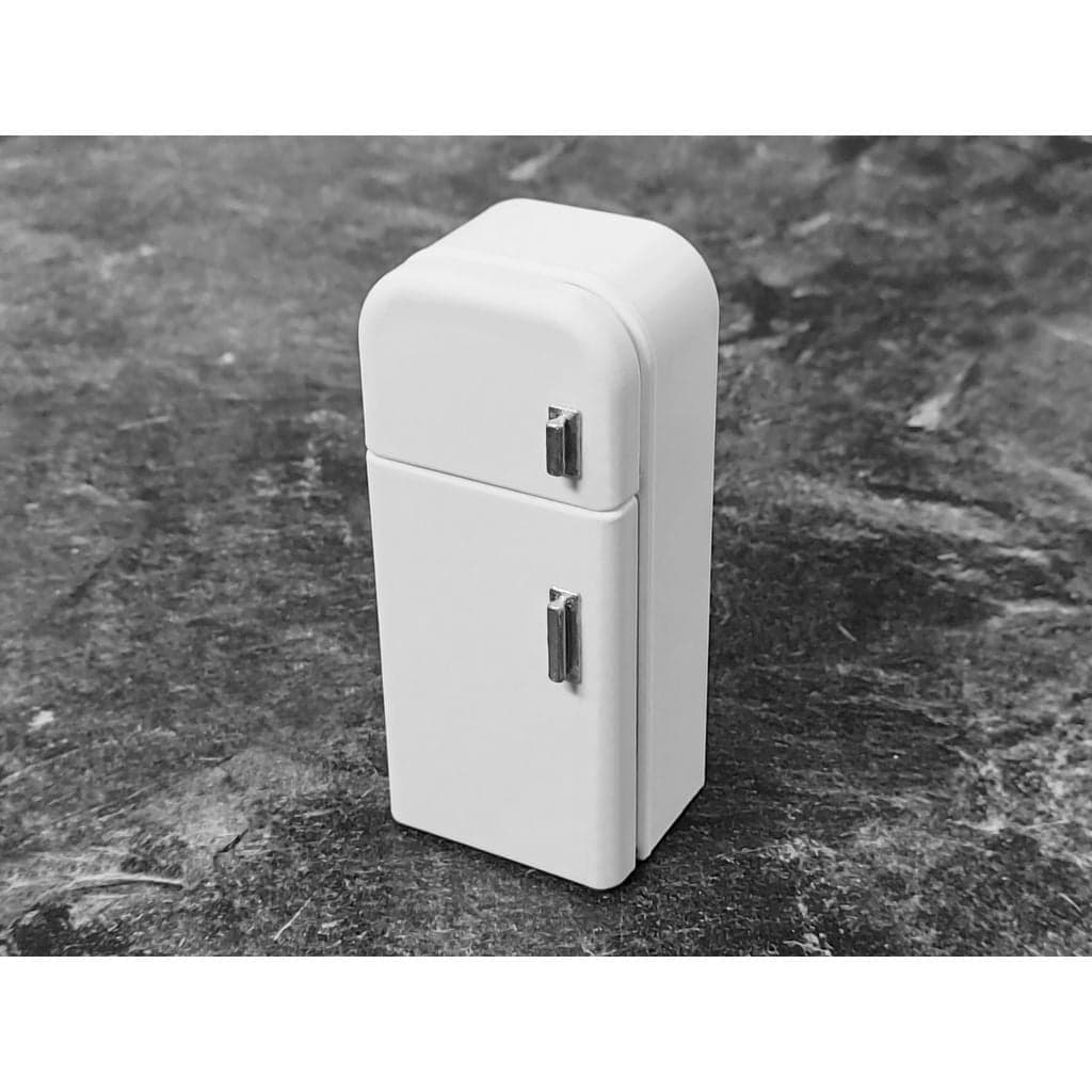 Холодильник с открывающимися дверцами и подставками для холодильника