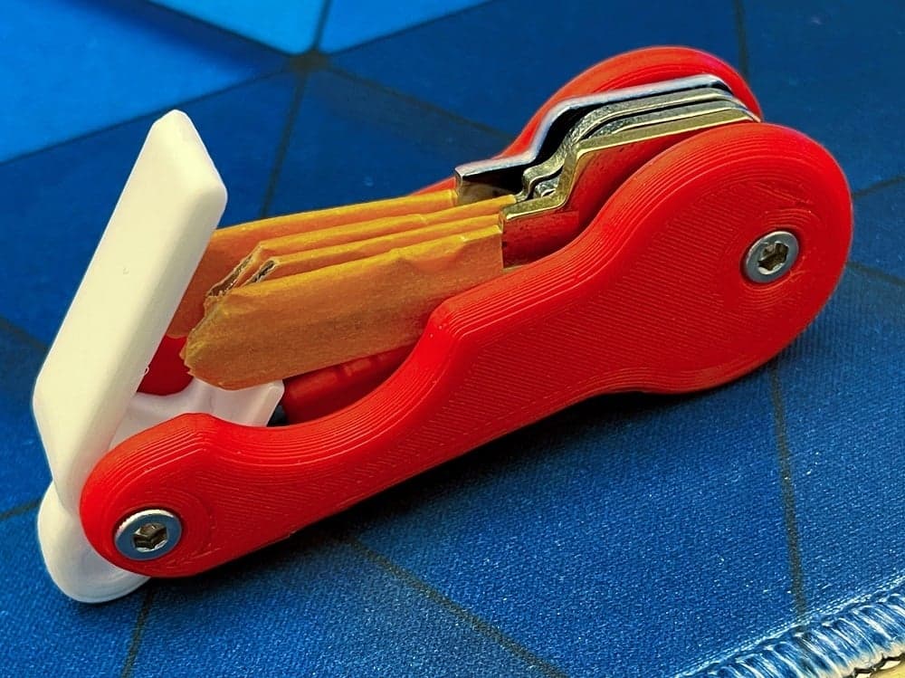 Компактная ключница с поворотным замком