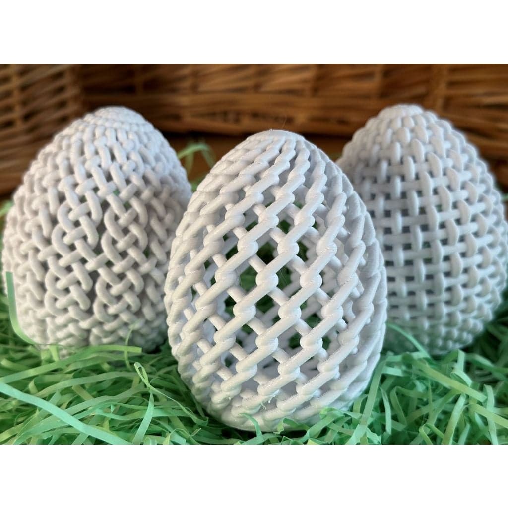 Три решетчатых пасхальных яйца