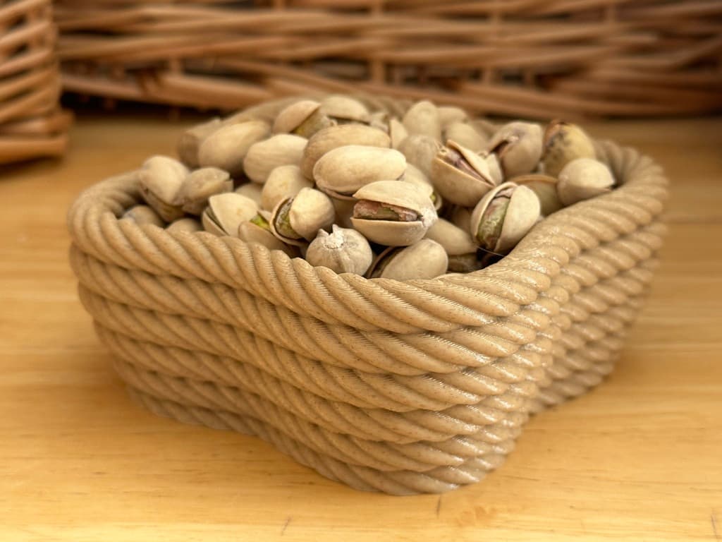 Четырехугольная чаша из спиральной веревки