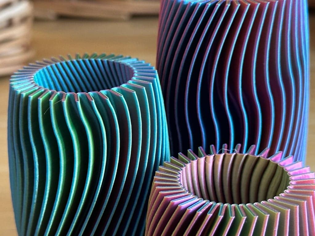 Радиальная ребристая ваза