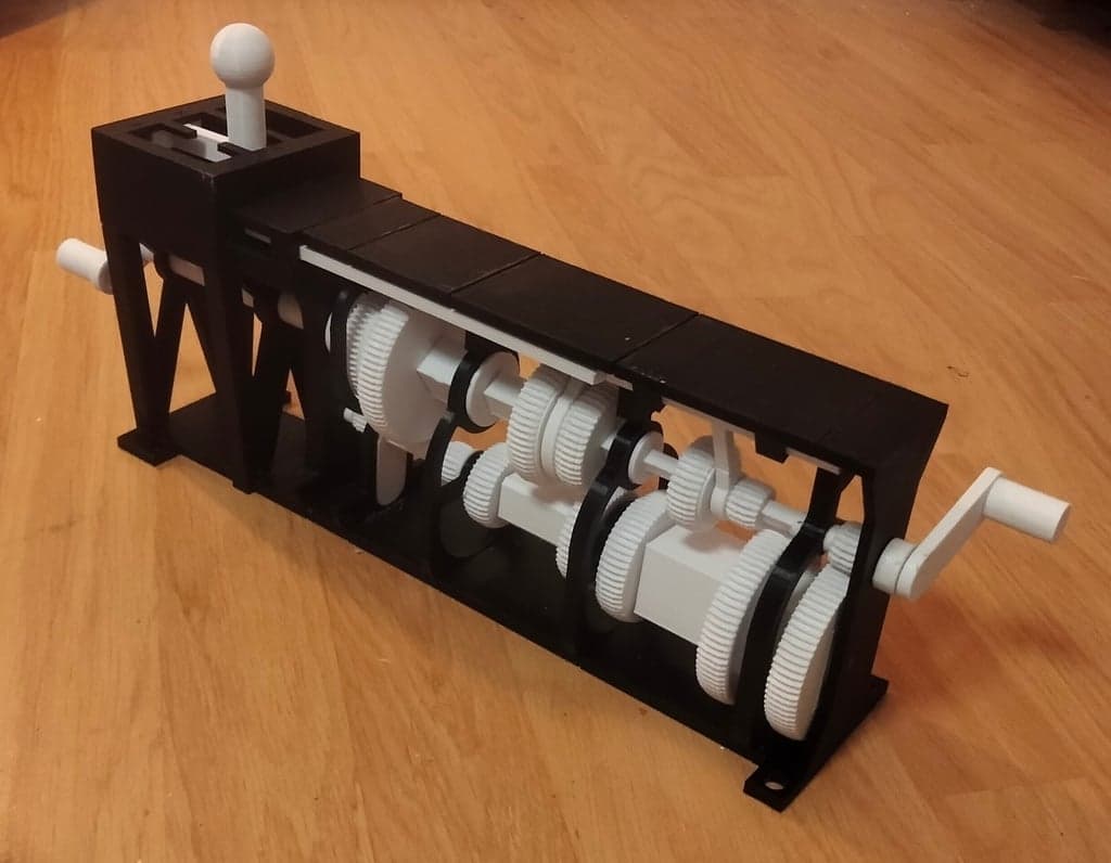 Механическая 5-ступенчатая коробка передач с реверсом.