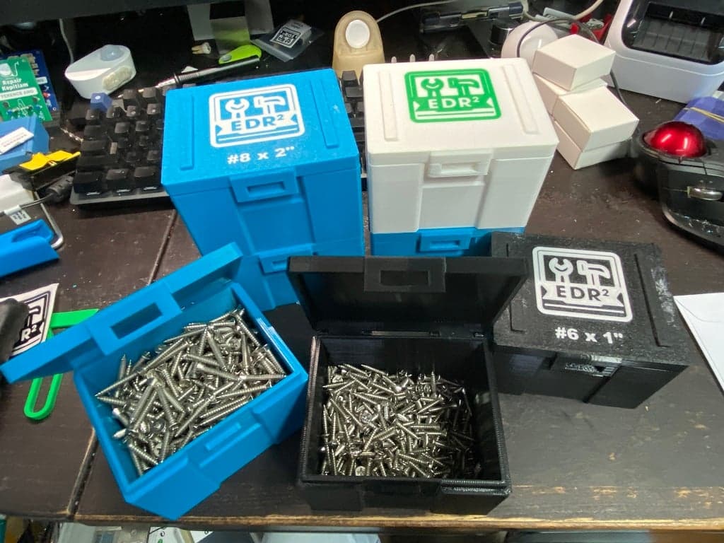 Коробка для винтов с печатью на месте петель