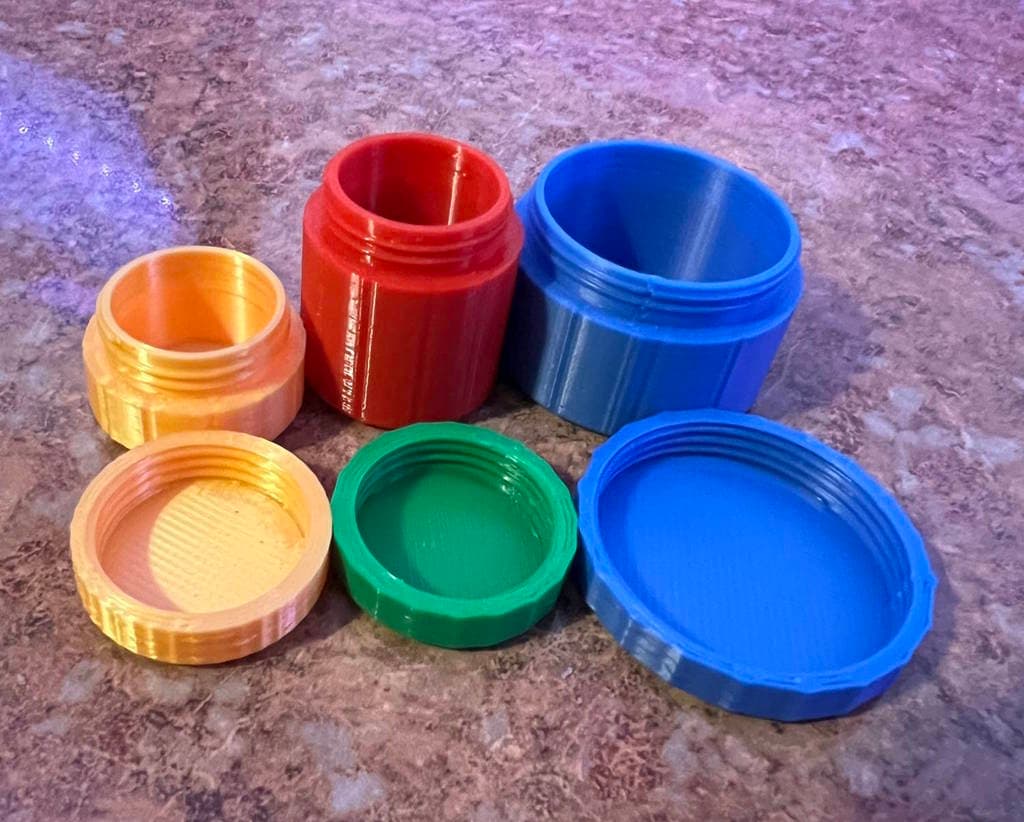 Круглые контейнеры с завинчивающейся крышкой.