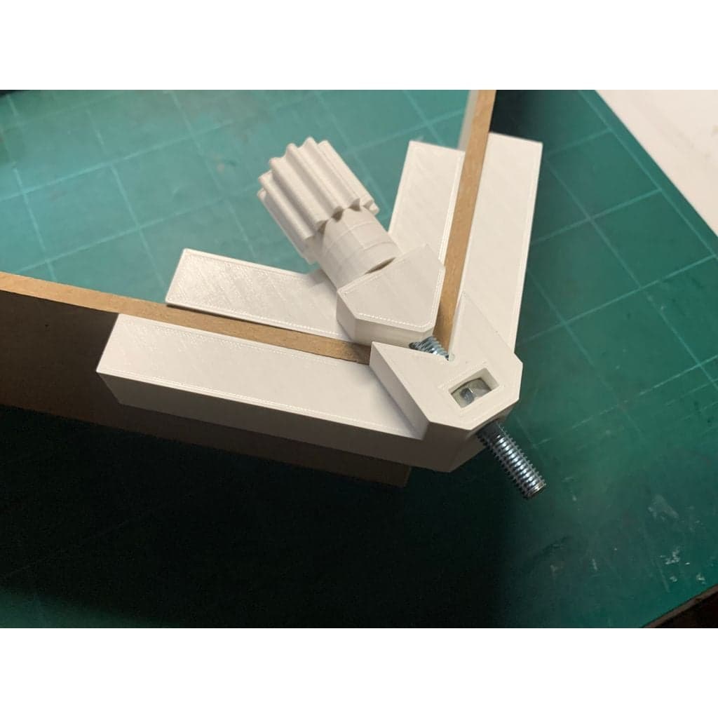 Угловой зажим под прямым углом