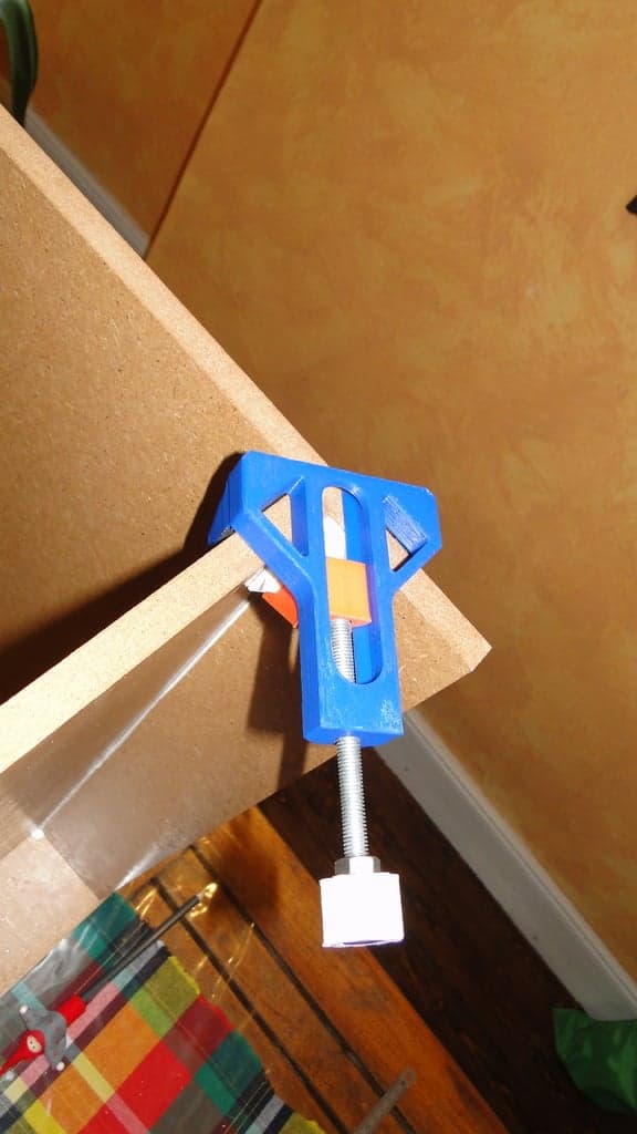 Угловой зажим